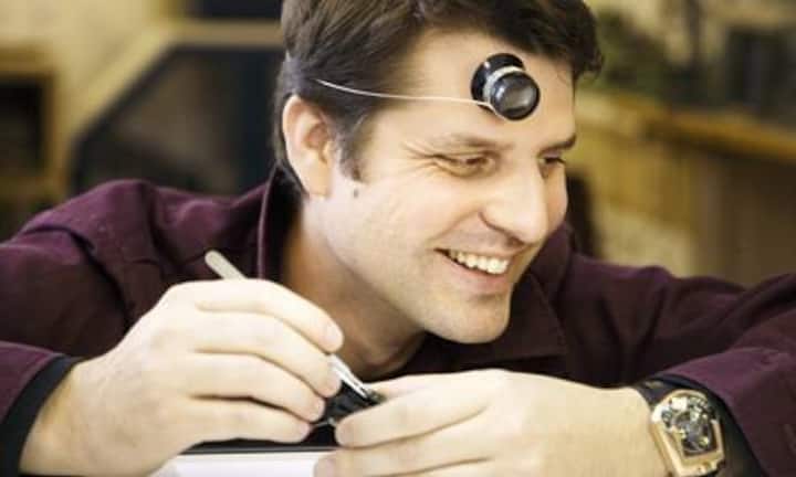 Felix Baumgartner, 36, Chief Watchmaker und Co-Gründer Urwerk, Genf: Sein Grossvater war Uhrmacher, sein Vater war Uhrmacher, und auch Felix Baumgartner begann 1992 mit einer Uhrmacherlehre. Allerdings brach er später radikal mit vielen Traditionen und baute aufsehenerregende, komplexemechanische Uhren. 1997 gründete er mit Martin Frei die Firma Urwerk, die heute zwölf Angestellte beschäftigt und Aushängeschild der helvetischen Avantgarde-Uhrmacherei ist. (Bild: PR)