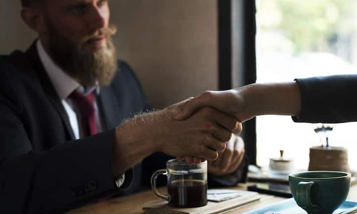 3. Ehrliche WertschätzungDer Arbeitgeber sollte zeigen, dass er die harte Arbeit und den Einsatz seiner Mitarbeiter schätzt. Dabei hat schon ein ehrliches Dankeschön nach einem erfolgreichen Projekt einen stark motivierenden Effekt. Wichtig ist: Es sollte ehrlich, direkt und umgehend sein.