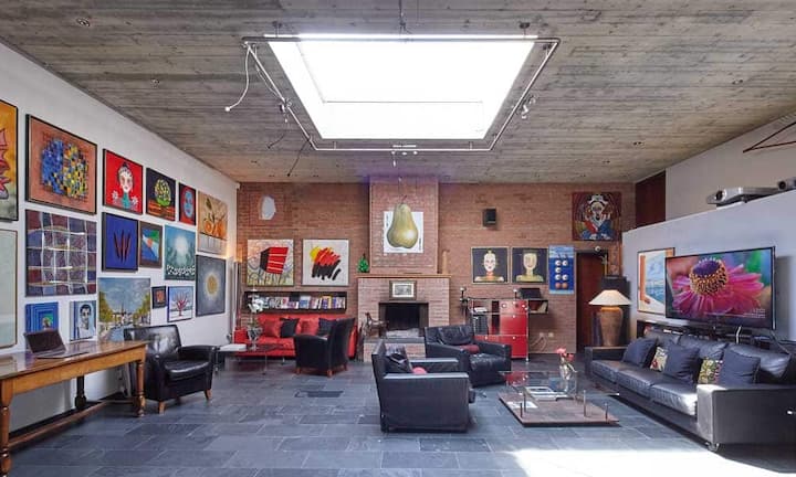 ...und zugleich um ein Gästehaus im eleganten Loftstil erweitert wurde. Das Gästehaus bietet einen grosszügigen Wohnbereich.