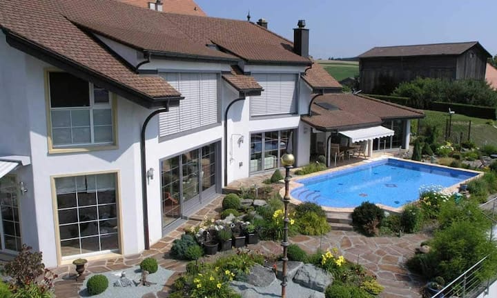 Die Villa mit Baujahr 2000 verfügt über zwei Einliegerwohnungen à 160 Quadratmetern.