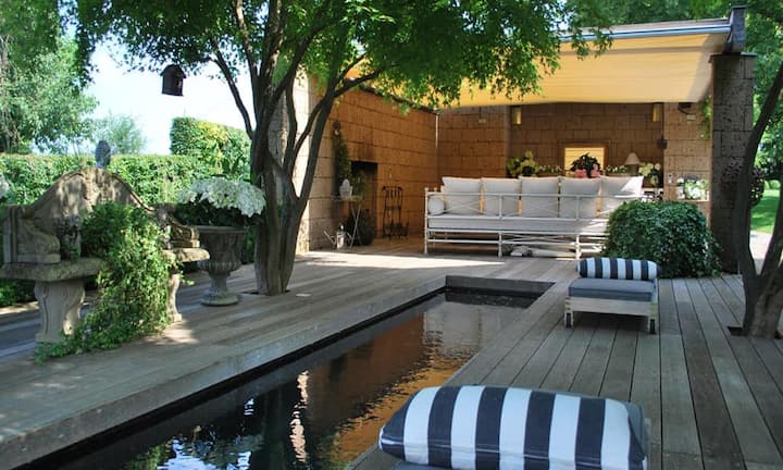 Der Garten bietet eine Naturwiese, Buchsbaumlandschaften und auch einen gedeckten Loungebereich.