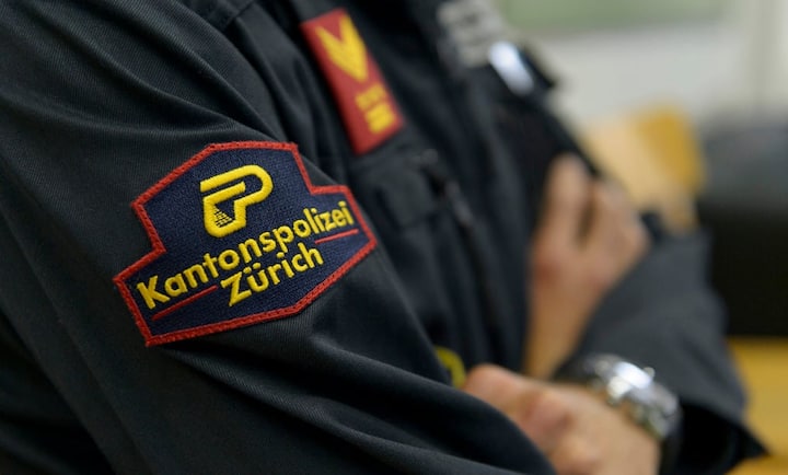 In welchen Institutionen vermuten die Schweizer, dass die meisten dort arbeitenden Menschen korrupt sind? Die Polizei schneidet vergleichsweise gut ab: Nur 4 Prozent fürchten dort weitverbreitete Korruption.