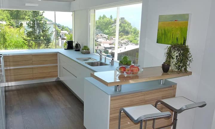 Die moderne Küche ist hell, mit einem Induktionsherd und einer Frühstücksbar bestückt. Letztere dient als...