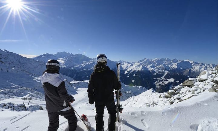 Verbier, Schweiz: Das Unternehmen NetJets hat die am häufigsten angeflogenen Wintersportziele zusammengestellt. Mit dabei: Verbier. Ob Hugh Grant, James Blunt oder sogar die britischen Royals, in Verbier, zehn Kilometer östlich von Martigny, ist die Promi-Dichte hoch. Kein Wunder: 90 Lifte und Bahnen erschliessen gut 410 Kilometer Pisten und Berggipfel.