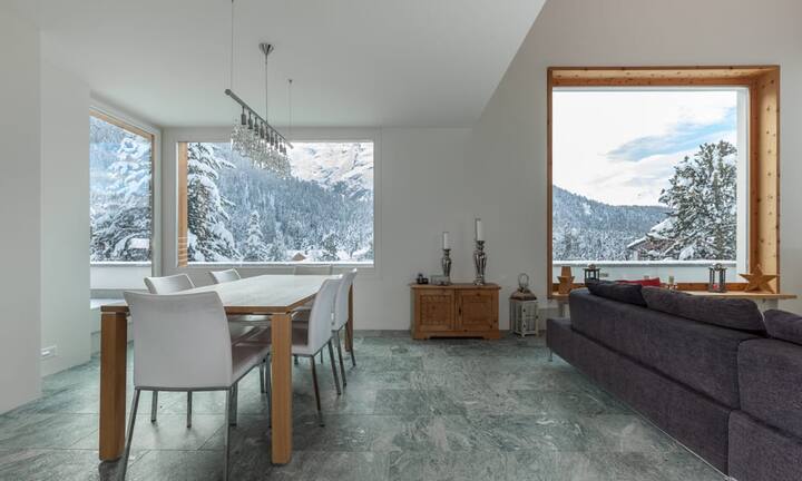 Sechs Schlafzimmer und fünf Badezimmer verteilen sich auf einer Wohnfläche von 299 Quadratmetern.