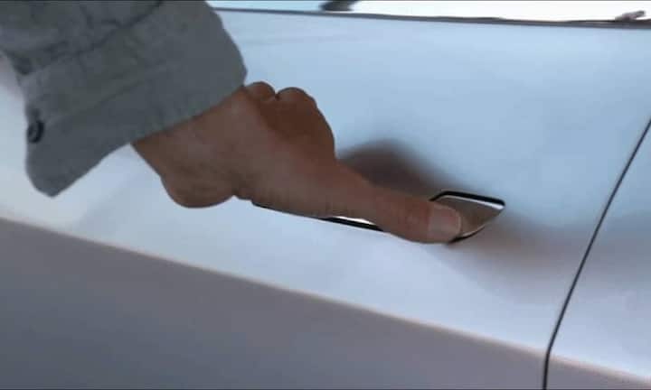 Tesla hat die Türgriffe neu gestaltet. Youtube/ Motor Trend