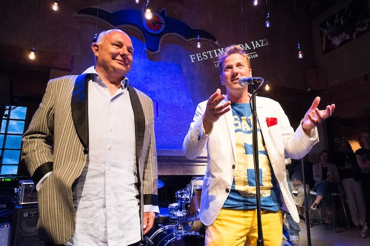 Rolf Sachs und Christian Jott Jenny unter der Fledermaus