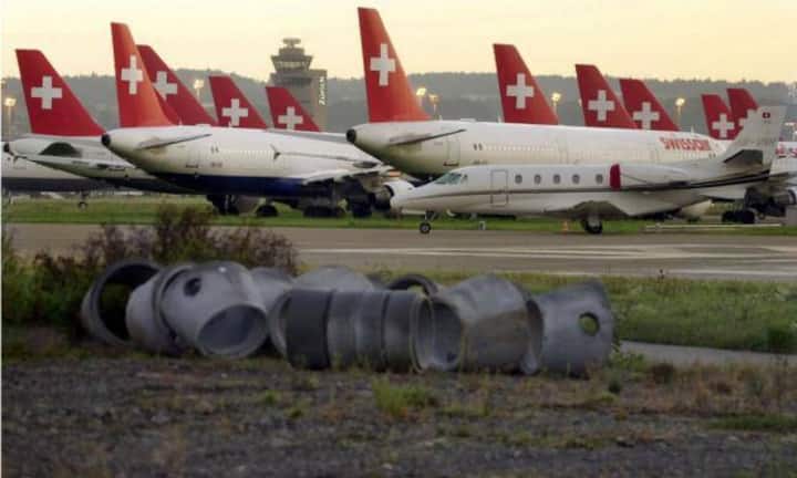 Am 2. Oktober 2001 wird die Swissair wegen zu spätem Zugriff auf einen von den Banken zugesagten Kredit für Kerosin gegroundet. Zahlreiche Flüge fallen aus, mehr als 38'000 Passagiere sitzen fest.