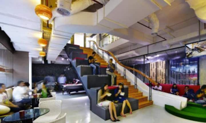 Werbeagentur Ogilvy & Mather: Im Büro der Werbeagentur Ogilvy & Mather in Indonesien wurden die Treppen zu Arbeitsplätzen umfunktioniert.