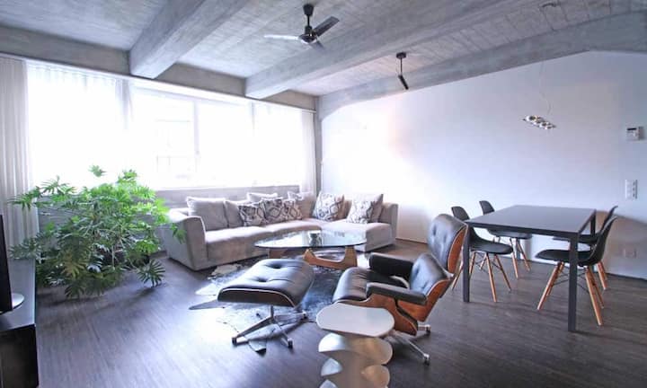 Die Loft-Wohnung eignet sich für ein designorientiertes Paar oder eine Person, die hier Wohnen und kreatives Arbeiten auf gelungene Art kombinieren möchte.