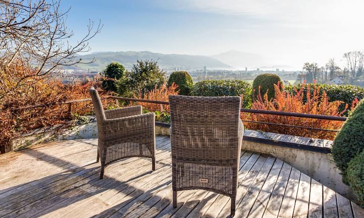 Lädt zum Entspannen ein: Panorama mit Weitblick auf den Zugerberg, die Rigi und auf den Zugersee.