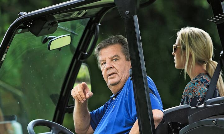 Johann RupertVR-Präsident und Mehrheitsaktionär RichemontSpätestens seit dem 4. November ist klar, dass Rupert bei Richemont wirklich das Sagen hat. An diesem Tag gab das Unternehmen Veränderungen bekannt, die vorab eine Interpretation zulassen: Der Konzern verstärkt den Einfluss der obersten Führungsebene, und Rupert wird mächtiger denn je. Mit anderen Worten erhielten die CEOs der Uhrenmarken einen Chef, den sie bisher nicht hatten.Getty Images