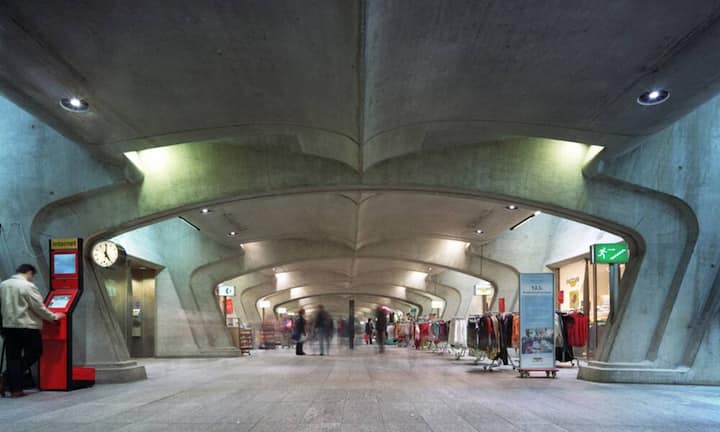 Auch der Bahnhof Stadelhofen selbst ist von Calatrava geprägt. Er ist für den Neubau aus dem Jahr 1990 verantwortlich. In der Ladenpassage im Untergrund hat der Architekt funktionale und skulpurale Elemente zu einer harmonischen Einheit verbunden.
