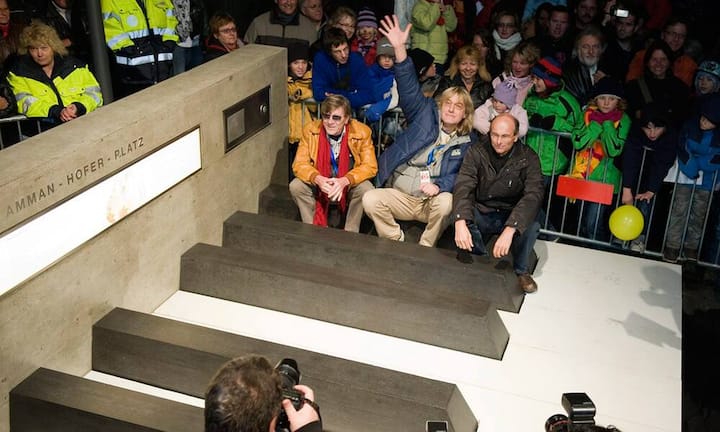 Auch sein Heimatort Interlaken würdigte den Musiker. 2009 wurde Polo Hofer und sein Ex-Bandkollege Hanery Amman mit einem eigenen Platz geehrt.