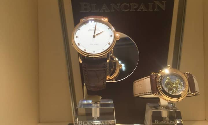 Fertig sehen die erotischen Unikate dann etwa so aus, wie die Uhr rechts.