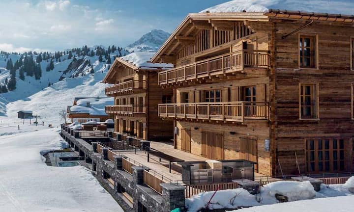 Chalet N in Lech, Österreich - 272'000 Franken pro Woche:Stars wie Tina Turner und Rihanna steigen gerne in einer der elf Suiten ab: Die grösste davon hat immerhin 180 Quadratmeter. Vielleicht mögen sie aber auch die schusssicheren Fenster. Bei dem stattlichen Preis ist übrigens auch der Ski-Pass inklusive. Das ist dann ja sogar fast günstig.