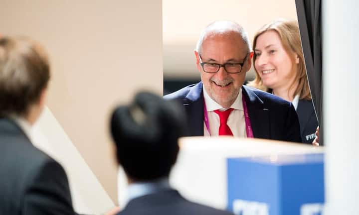 …als ihn Peter Gilliéron, Präsident des Schweizerischen Fussballverbands (SFV), per Mitte 2014 zum neuen Nationaltrainer kürte.