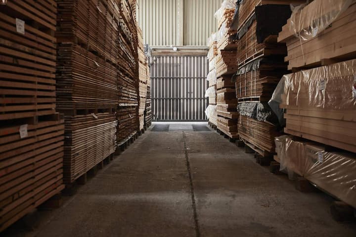 In der grossen, zugigen Halle trocknet das Holz für die Flügel während zweier Jahre ruhig vor sich hin.