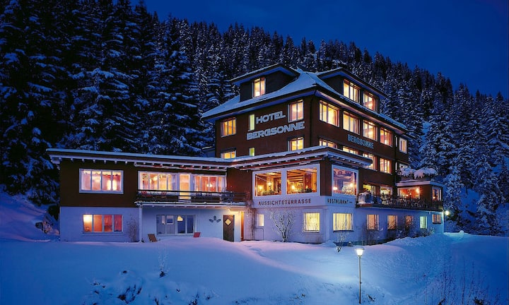 Rigi Kaltbad
- Übernachten: Hotel Bergsonne, 6356 Rigi Kaltbad LU, www.bergsonne.ch
Schneeschuhtouren: Auf der Rigi werden verschiedene Touren mit Führer angeboten: www.rigi.ch/Erleben-Genuss/Winter/Schneeschuh-Traum-Rigi
Das aromatische Käsefondue mit Rigi-Käse: www.kloesterli.ch