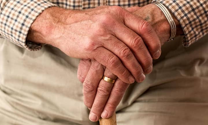 Einzahlung in die Pensionskasse: Zahlungen in die zweite Säule liegen in der Hitparade der Abzüge weit vorne. Den Maximalbetrag bestimmt die Lücke in der PK, ablesbar am PK-Ausweis. Derartige Lücken entstehen beispielsweise bei Lohnerhöhungen. Die Einzahlungen zur Schliessung der Lücke verringern  das steuerbare Einkommen. Um die höchsten Grenzsteuersätze mehrmals zu brechen, sollte die Einzahlung auf mehrere Jahre verteilt werden.