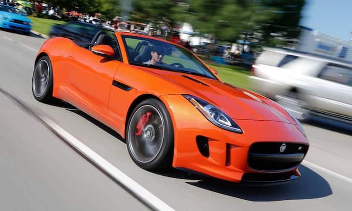 Es ist ungewöhnlich, dass ein Auto erst als Cabrio, später als Coupé präsentiert wird. Jaguar hat dieses Konzept mit dem F-Type verfolgt und präsentiert im November den sportlichen Flitzer als Coupé. Offizielle Bilder gibt es noch nicht, die britische Automarke macht es spannend. Dennoch ist jetzt bereits bekannt, dass die Motoren und Techniken des Coupés von dem Roadster nicht abweichen werden.