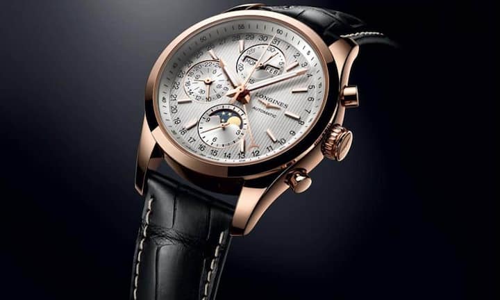 Die neue Conquest Classic Moonphase von Longines zeigt das Datum, den Wochentag, den Monat und die Mondphasen an. Der neue Chronograph mit seinem Durchmesser von 42 mm beherbergt das automatische Chronographenwerk L678. Das Gehäuse ist in Edelstahl, in Edelstahl mit Roségoldkappe oder aus 18-karätigem Roségold erhältlich.Longines