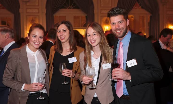 Michèle Stofer, Project Assistant, Essence Relations GmbH;
Leandra Meyer, wissenschaftliche Bibliothekarin, Uni Bern;
Andrea Kähr, Marketing Department, Uni Bern;
Patric Schönberg, Verantwortlicher Marketingstrategie, Die Schweizerische Post