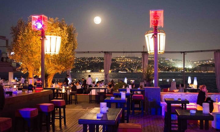 «Sehen und gesehen werden», so lautet im Reina, Istanbul, das Motto, vor allem gegen Mitternacht, wenn sich das Freiluft-Restaurant zum (Tanz-) Club unter ebenso freiem Himmel wandelt. Hier speist und tanzt die Elite Istanbuls mit Blick auf den Bosporus. In der türkischen Metropole gilt das Reina als bester Club der Stadt, der auch viele internationale Stars anzieht. Reina