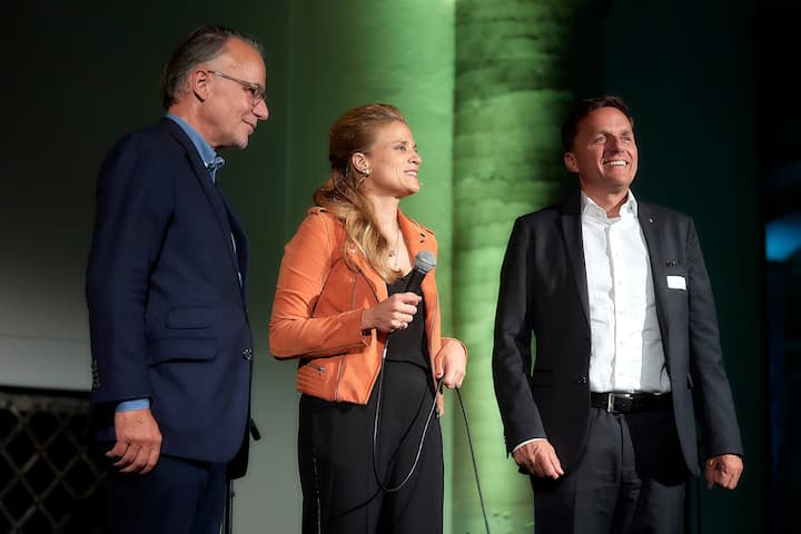 Preisverleihung des 5vor12-Preis fuer Deregulierung von StrategieDialog21 und dem Swiss Venture Club im Rathaus Bern. Jobst Wagner, StrategieDialog21, Nathaly Bachmann, CEO Essence Relations, Andreas Gerber, Swiss Venture Club. © Adrian Moser / Bilanz