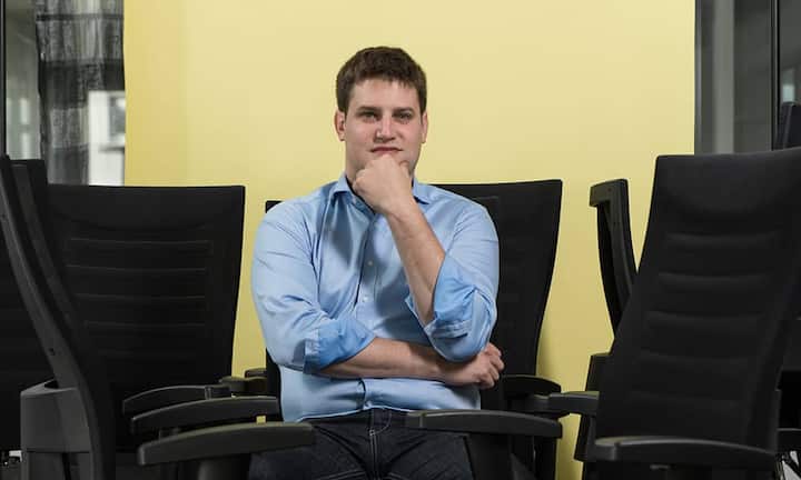 Raphaël Gindrat, 29 Jahre, 5–10 Millionen Franken
Das Schweizer Start-up BestMile liefert für autonome Fahrzeugflotten die Management-Software, sodass elektrische Busse je nach Verkehrsaufkommen und Reiseziele die optimale Route fahren. Gegründet haben BestMile Raphaël Gindrat und Anne Mellano im Jahr 2014, beide studierten an der EPFL in Lausanne. Insgesamt 5,5 Millionen Franken haben Investoren schon in das Start-up gesteckt.François Wavre | lundi13