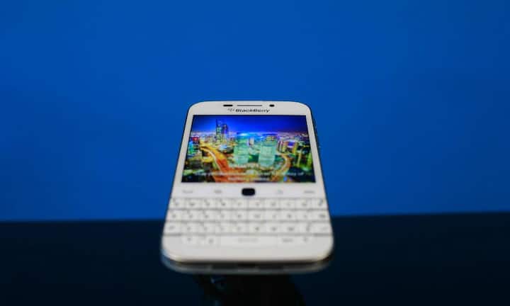 Blackberry liegt weit abgeschlagen hinter der Konkurrenz. Im Schnitt kommen die einstigen Giganten der Geschäftskommunikation auf 14 Sekunden. Blackberry schafft es auch nicht in jeder Episode auf den Bildschirm. Und selbst wenn die Handy-Marke zu sehen ist, ist es manchmal gar ziemlich kurz, so zum Beispiel in Folge 27 - nämlich gerade einmal 1 Sekunde. Quelle: Concave Brand Tracking. Bilder: Keystone.