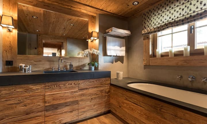 Jedes Schlafzimmer hat sein eigenes Badezimmer. Fernsehraum, Skiraum, Wäscheraum sowie Keller und Abstellraum gehören ebenfalls zum Apartment.