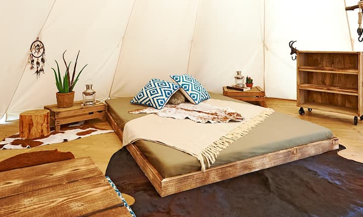 Glamping - glamouröses Camping - ist seit einigen Jahren im Trend. Statt auf dem Boden liegen Camper hier in Betten…