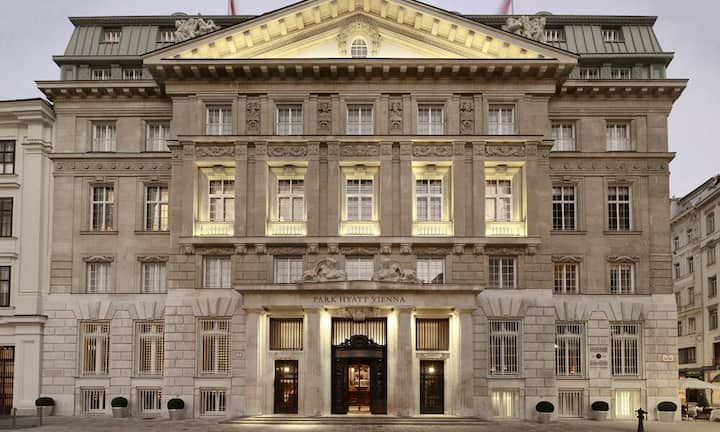 Logieren in Häusern, die einst Banken waren, hat seinen eigenen Reiz. Auch das Park Hyatt Vienna war einst ein Geldhaus - die Bank Austria. Das Hotel wurde im vergangenen Jahr eröffnet und befindet sich im «Goldenen Quartier» mitten in Wien.