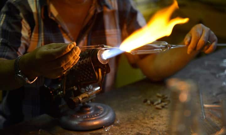 Auch bei den Glasbläsern geht es sehr heiss her. Sie hantieren mit Flammen, die bis 1700 Grad Celsius heiss werden. An heissen Tagen sicherlich kaum erträglich.