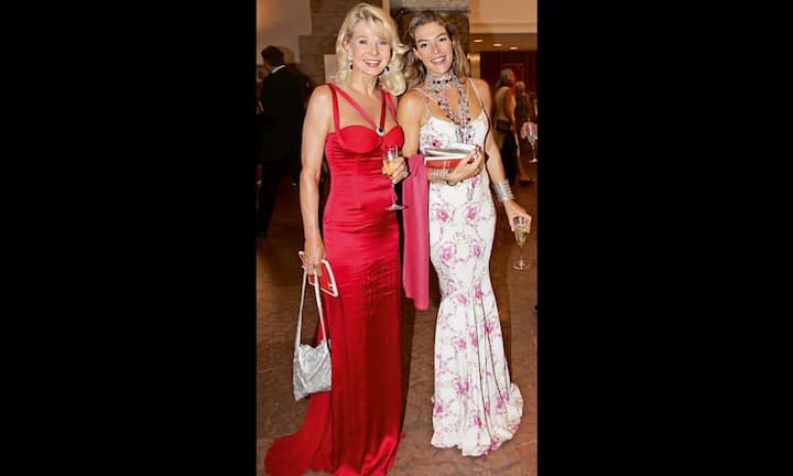Marina Giori und Fiona Grasser: Legendär selten auf roten Teppich, läuft die schöne Swarovski-Erbin Marina Giori (l.) ihrer öffentlichkeitshungrigen Tochter Fiona Grasser problemlos den Rang ab. Ihr wertvoller Schmuck wirkt nie übertrieben, die Rocklängen entsprechen den Gegebenheiten, das hübsche blonde Haar nimmt man ihr auch mit Ende sechzig problemlos ab. Sie wirkt immer nobel und angenehm zurückhaltend.