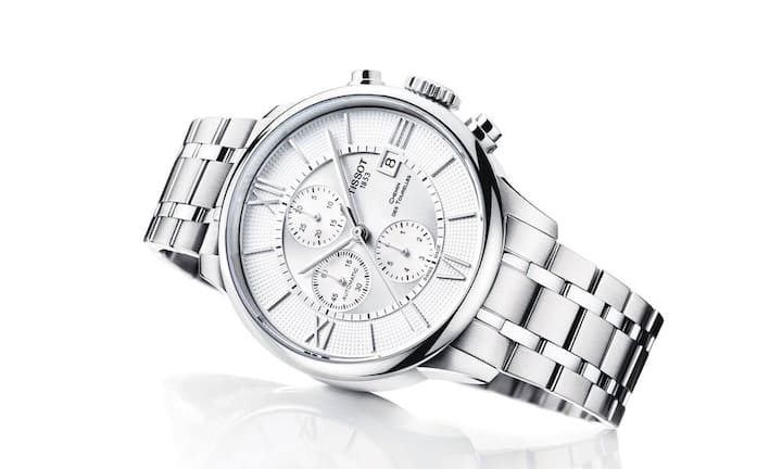 Tissot - Geschichtsbuch: Chemin des Tourelles
Die Uhr hat ihren Namen von der Strasse in Le Locle, in der 1907 die Tissot-Manufaktur errichtet wurde. Die Uhr, sowohl als Damen- wie als Herrenmodell (Bild) erhältlich, ehrt die 161-jährige Erfahrung der Swatch-Tochter durch ein zeitgemässes Design mit elegantem Gehäuse in einer Vielzahl verschiedener Ausführungen.
Preis: 895 Franken (Herren), 865 Franken (Damen)