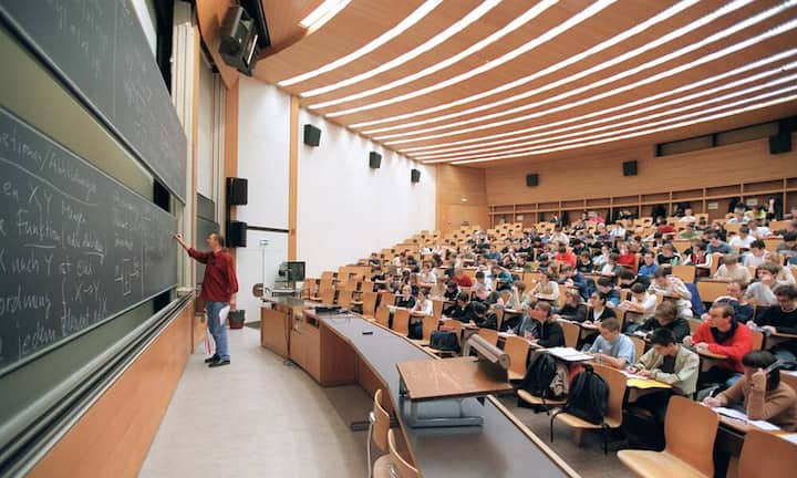 St. Galler sind die Gebildetsten, Basler stehen auf Doktortitel. Das zeigt eine Xing-Auswertung. Keystone