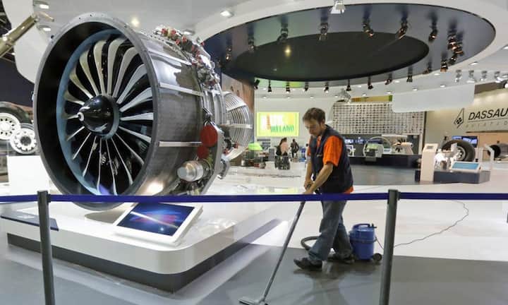 Ein Mitarbeiter trifft die letzten Vorbereitungen, bevor es bei der Flugschau richtig losgeht.