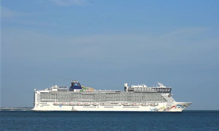Platz 4: Norwegian Epic. Die Norwegian Epic gehört zur US-amerikanischen Reederei Norwegian Cruise Line. Es wurde mit 155'873 BRZ vermessen und bleibt bis zur Indienstnahme der Norwegian Escape 2015 das grösste Schiff der Reederei, das vor allem junge Leute ansprechen soll: So gibt es im «Entourage Teen Center» unter anderem Videospiele und Disco-Abende.
Wikimedia Commons/Brian Burnell
