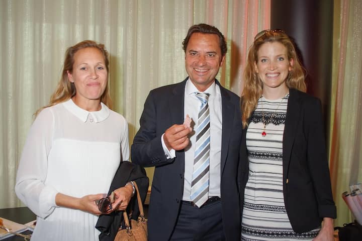 Schokolade-Genuss: Astrid Hagena, Ehefrau von Ralf T. Gehlen; Ralf T. Gehlen, Geschäftsführer, Procter&Gamble Switzerland SARL; Sandra Cettier, Marketingleiterin Procter & Gamble Services SwitzerlandSA