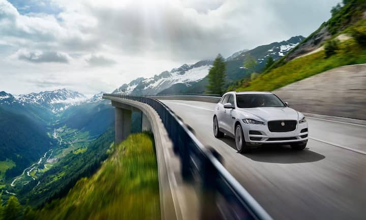 Grenzgänger: Jaguar F-PaceJaguar bringt Ende April den ersten SUV auf den Markt. Der 4,73 Meter lange Softroad-Jag will die kleinen Fluchten aus dem Alltag meistern - und das erreichen, was Audi und Co. längst tun: mehr Geld verdienen als ein Kombi. Optisch ähnelt er dem F-Type, und weil er zudem den XF Sportbrake ersetzt, fügt sich die Baureihe nahtlos ins Portfolio ein. Die 180-PS-Basis hat Heckantrieb, darüber (300 bis 380 PS) wird intelligenter 4×4 geboten. Ab 49'500 Franken.