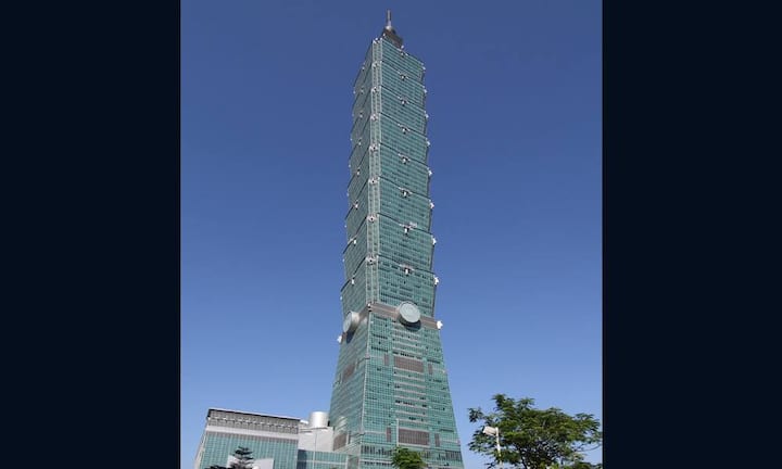 Taipeh: Das Taipei 101, welches in Taiwan steht, misst 509 Metern und ist somit das erste Gebäude weltweit, das mehr als einen halben Kilometer in den Himmel ragt. Von 2004 bis 2010 war es Rekordhalter unter den höchsten Türmen der Welt. (Bild: Michiiel van Dijik)