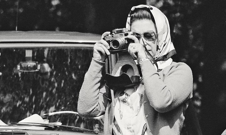 Queen Elizabeth: Die Königin von England fotografiert mit einer Leica an der Royal Windsor Horse Show, 1982.