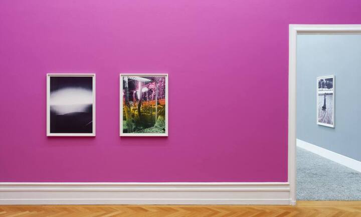 Zum 22.Mal kürt Bilanz die besten Schweizer Künstler. Hierfür selektierte eine 44-köpfige Jury aus Kuratoren, Kunsthistorikern und Museumsdirektoren die zurzeit spannendsten Künstler. Die Top Ten:
Platz 10: Shirana Shahbazi Die 41-jährige Fotokonzeptkünstlerin und gebürtige Iranerin zählt zu einer jüngeren Generation von Frauen, die stetig nach vorne rückt. 2015 kletterte sie von Rang 21 auf Rang zehn. Preisspanne: 5000 - 180'000 FrankenKunsthalle Bern