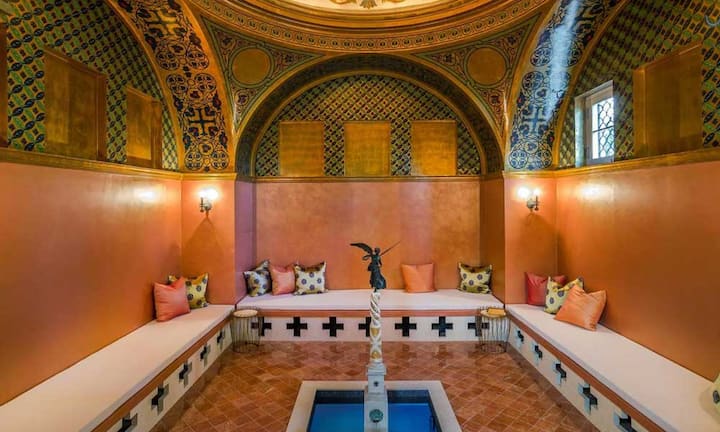 Die 1906 von Bertram Goodhue erbaute Villa vereint mit den römischen, persischen, arabischen und spanischen Baustilen die unterschiedlichsten architektonischen Einflüsse.