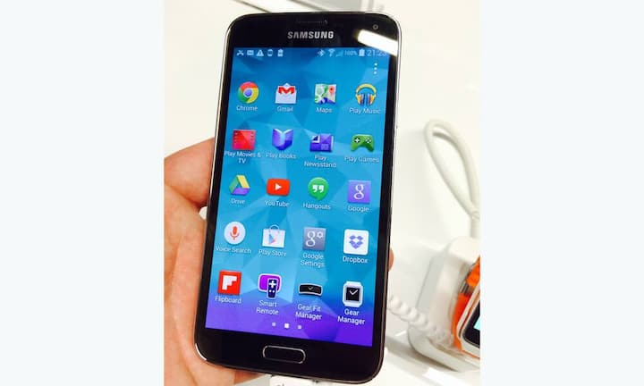 Das Galaxy S5 liegt trotz seiner Grösse gut in der Hand...