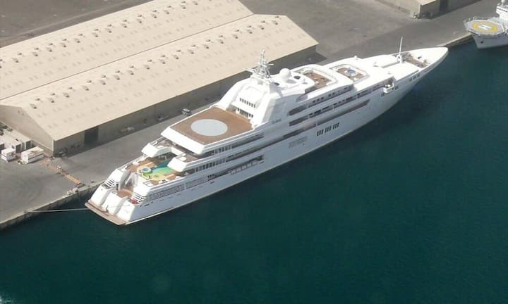 Platz 3: Dubai — 162 MeterDiese gigantische Jacht wurde 1996 für Prinz Jefri aus Brunei gebaut und gehört jetzt dem Scheich Mohammed bin Rashid Al Maktoum. Abgesehen von der «normalen» Luxusausstattung beeindruckt die Dubai mit einem 21 Meter breiten Atrium. Imre Solt/Wikimedia/CC