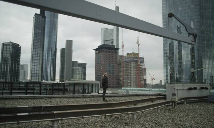 «Wasche mich wohl von Missetat und reinige mich von meiner Sünde» – eine Textzeile aus dem Musikstück, mit dem der Film beginnt und endet. Als Beichtvater will sich Regisseur Bauder dennoch nicht verstanden wissen. Sympathie für den Investmentbanker Voss? «Er ist mein einziger Kronzeuge. Ich muss seine Glaubhaftigkeit gleichzeitig aufbauen und hinterfragen», sagt er.