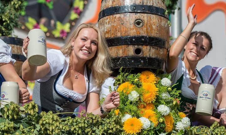 OktoberfestFesche Dirndl, Bombenstimmung und natürlich jede Menge Bier machen die September-Sause auf der Theresienwiese beim einfachen Volk und bei den Reichen gleichermassen beliebt. Nur kommen die einen mit der S-Bahn, die anderen im Jet.